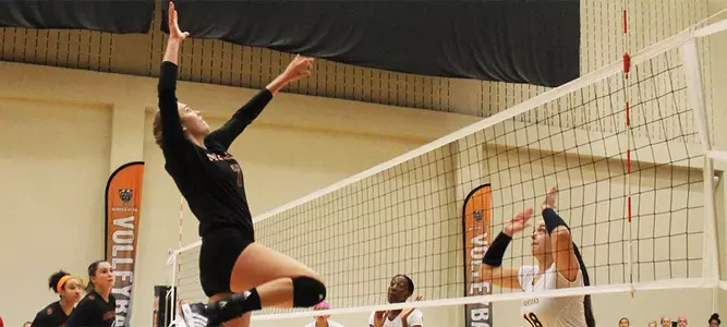 Volleyball Outlasts Chattanooga, 3-2 Image