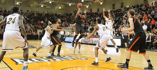 Men's Hoops Prevails in Overtime Thriller, 75-72 Image