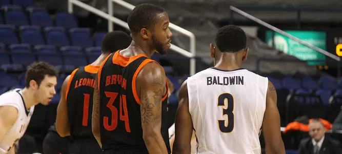 Men's Basketball Posts Convincing 76-55 Win at UNCG Image