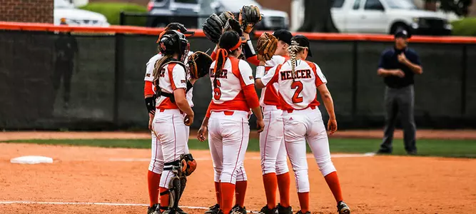 Softball Hosts Furman On Family Weekend, Senior Day Image