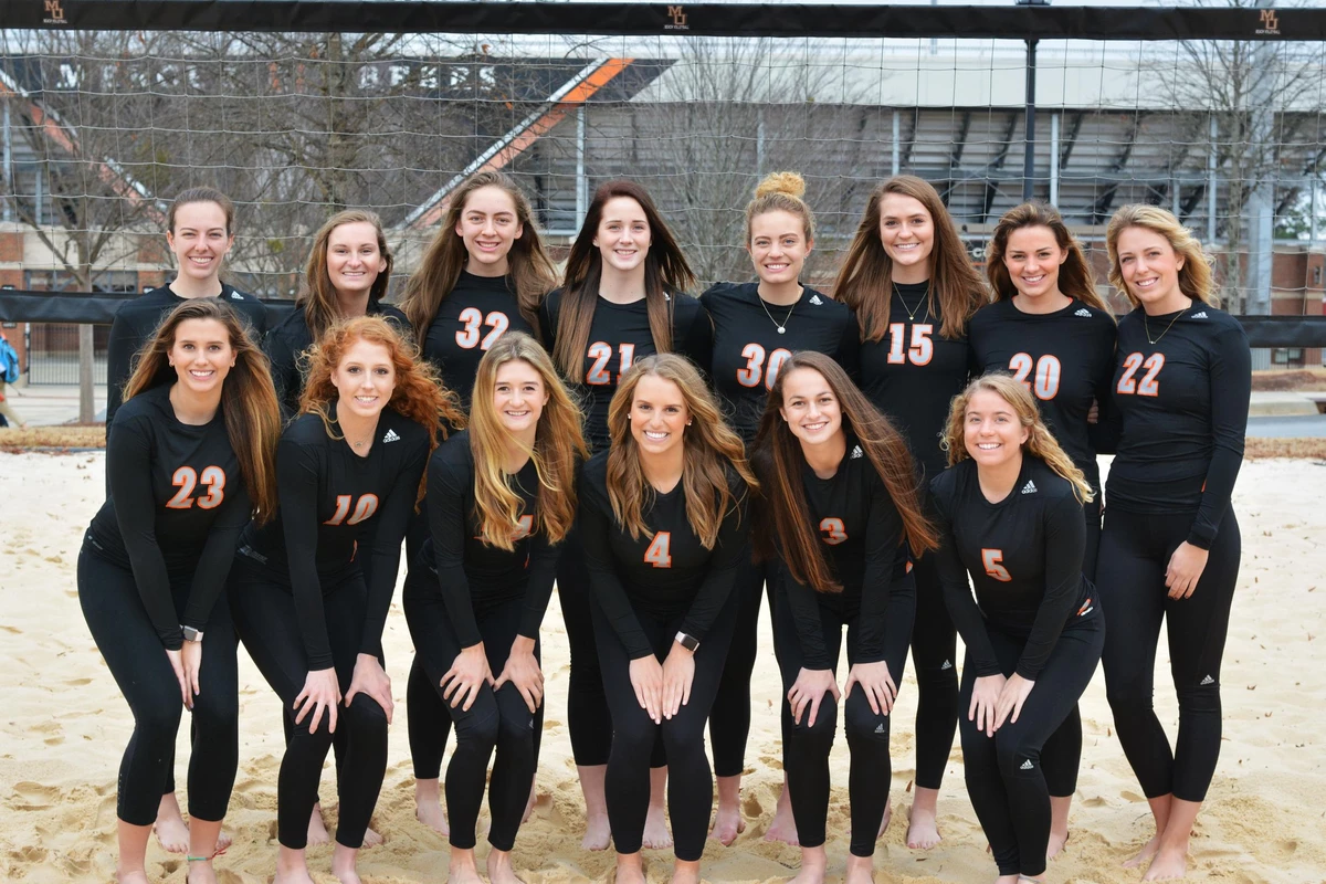 2018 Mercer Beach Volleyball Team Photo
