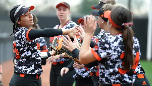 Mauga_PregameHuddle_0325