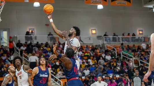 Amanze Ngumezi layup