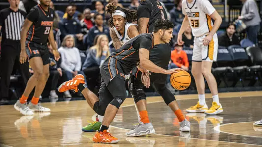 Luis Hurtado Jr. dribbling the ball cutting around the top of the arc past a screen