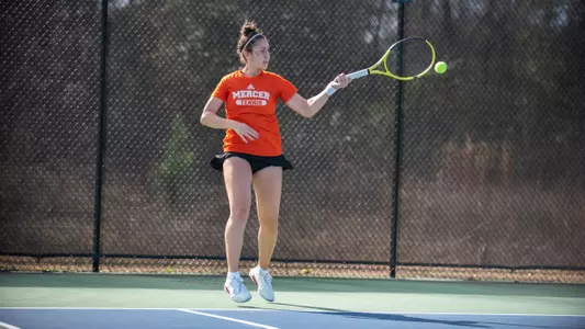 Marina de Diego Quinones hitting a forehand shot