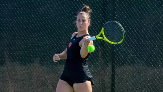 Marina de Diego Quinones hitting a forehand shot