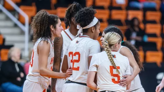 WBB group huddle out of timeout