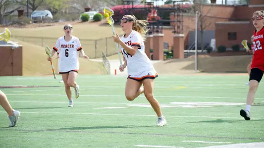 Emma Pizzo running with ball
