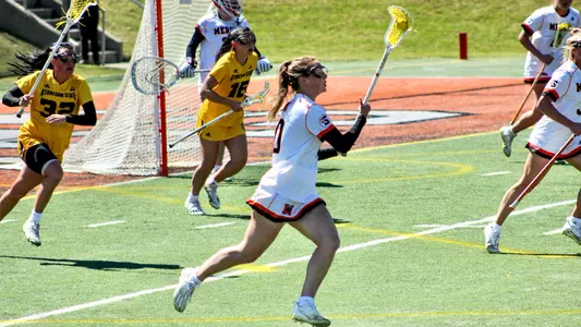 Hannah Lind running with ball