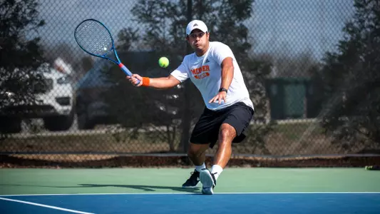 Mariano Argote about to hit a slice shot