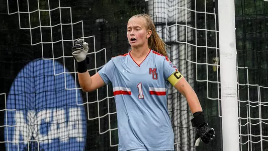 Lindsay Bell in goal