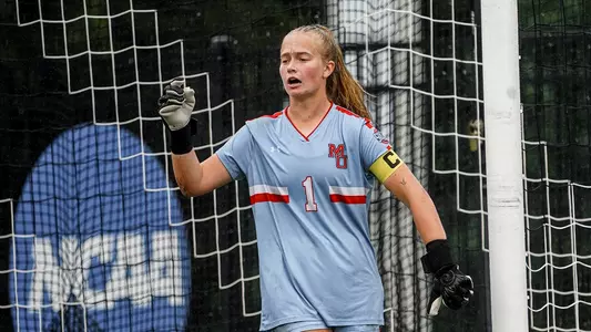 Lindsay Bell in goal