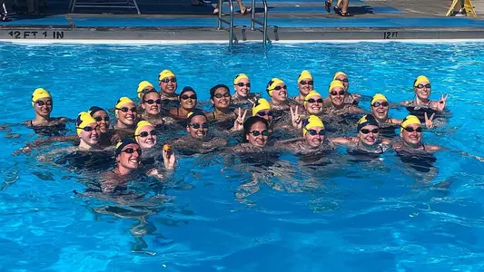 Women's Swimming and Diving Orange Bowl Classic Group Photo