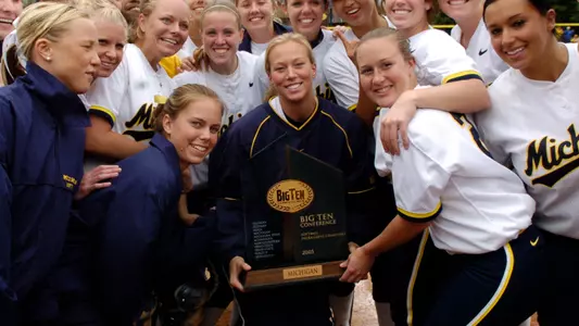 Lauren Holland (center)