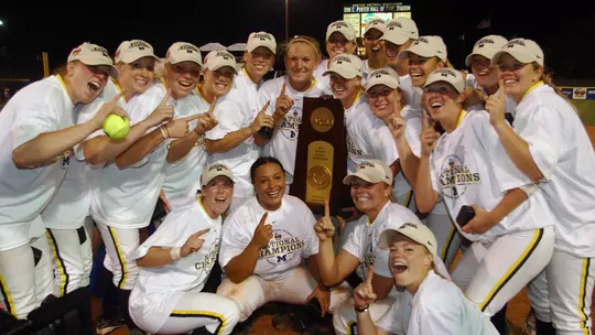 Softball 2005 WCWS Team with Trophy