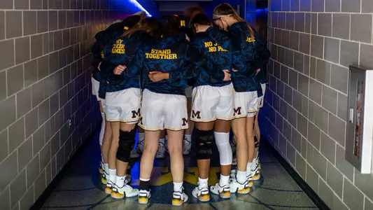 Women's Basketball Tunnel