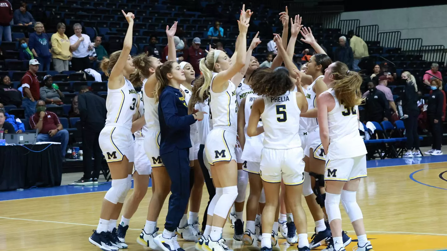 Women's Basketball Team Huddle Generic (Opiquephoto)