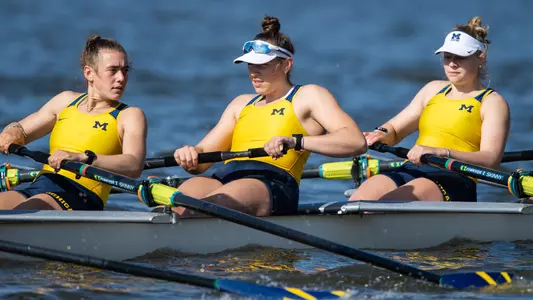 Elena Collier-Hezel (center)