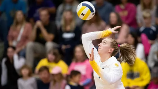Jess Mruzik serving