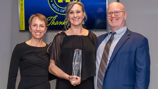 Ellen Tomek (center)