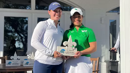 Ashley Lau (left), North Texas' Patricia Sinolungan