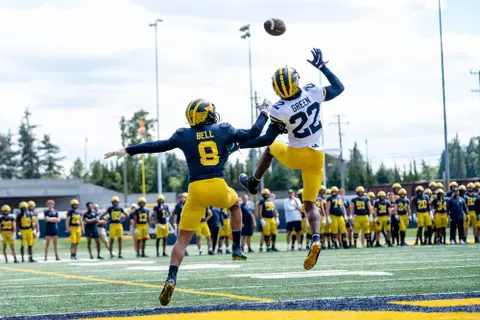 Ronnie Bell and Gemon Green compete for a ball