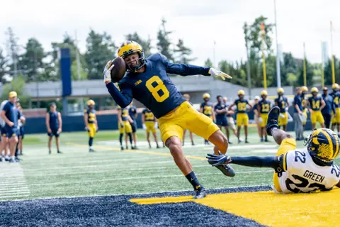 Ronnie Bell pins the ball against his helmet in the end zone