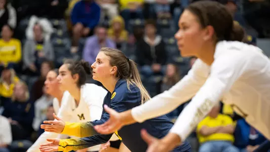 Hannah Grant (center)