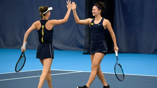 Lily Jones (L), Julia Fliegner (R)