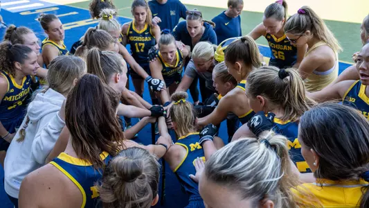 Field hockey team pre-game
