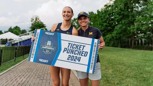 From left: Riley Ammenhauser and Associate Head Coach Jenni Ashcroft (Robin Hsaio)