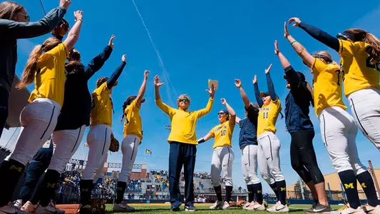 Softball Tean Huddle - Athletes Connected