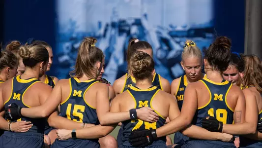 Field hockey team huddle generic