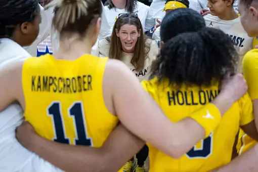 Head coach Kim Barnes Arico gathers the Michigan women’s basketball team for a huddle ahead of their Big Ten Tournament clash with No. 12 seed Washington at Gainbridge Fieldhouse in Indianapolis, Ind. on March 6.