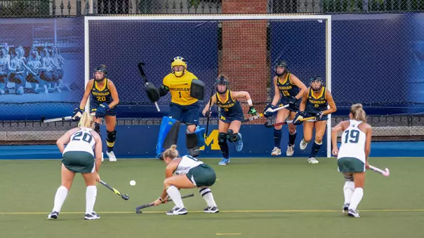 Field Hockey Defends Penalty Corner