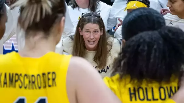 Head coach Kim Barnes Arico gathers the Michigan women’s basketball team for a huddle ahead of their Big Ten Tournament clash with No. 12 seed Washington at Gainbridge Fieldhouse in Indianapolis, Ind. on March 6.