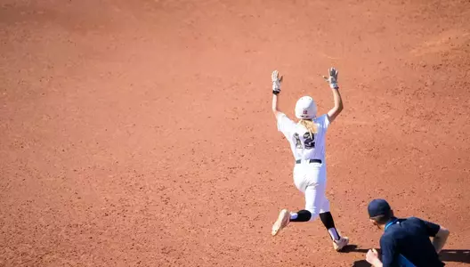 Estrello home run.