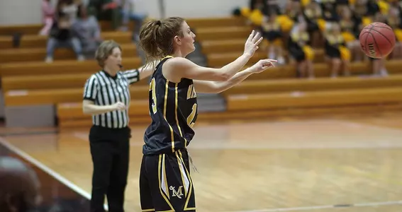 Women's basketball drops third straight Image