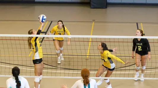 Emma Ludwig, Caroline Halsey and Becca Hartranft