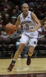 Liza Fruendt leads all MVC freshmen in scorimg at 14.3 points per game