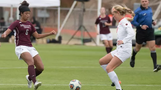 Brittney Robinson passing the ball