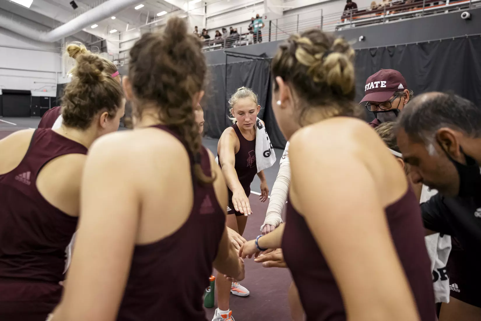 STARKVILLE, MS - March 25, 2021 - The Mississippi State Bulldogs huddle during the match between the South Carolina Gamecocks and the Mississippi State Bulldogs at the Rula Tennis Pavilion in Starkville, MS. Photo By Austin Perryman