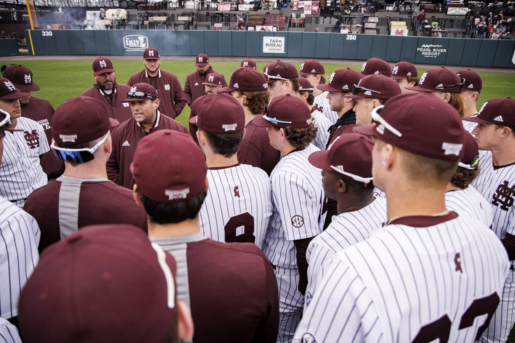 STARKVILLE, MS - February 27, 2022 - Mississippi State Head Coach Chris Lemonis speaks with the team in a huddle before the game between the Northern Kentucky Norse and the Mississippi State Bulldogs at Dudy Noble Field at Polk-Dement Stadium in Starkville, MS. Photo By Austin Perryman