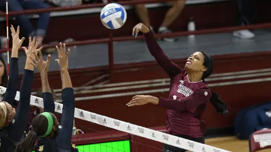 Bulldogs Fall In Straight Sets At South Carolina