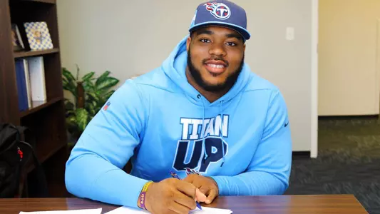 Simmons Signs With Titans