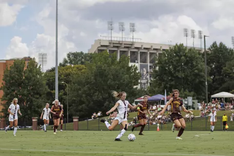 STARKVILLE, MS - August 28, 2022 - Mississippi State Forward Maggie Wadsworth (#21) during the match between the Minnesota Golden Gophers and the Mississippi State Bulldogs at the MSU Soccer Field in Starkville, MS. Photo By Mike Mattina