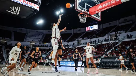 Women's Basketball 2023-24 - Jerkaila Jordan Action Photo 2