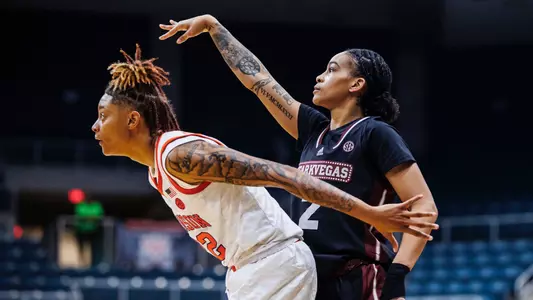 Women's Basketball 2023-24 - Jerkaila Jordan Action Photo 5