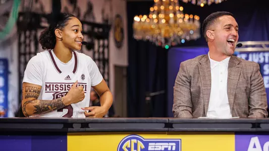 Women's Basketball 2023-24 - Jerkaila Jordan Action Photo 6