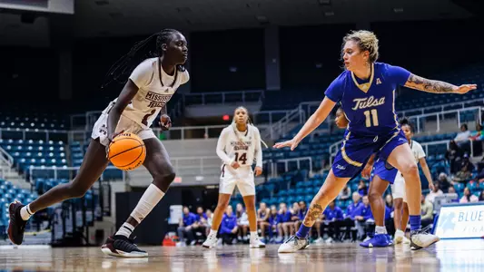 Women's Basketball 2023-24 - Nyayongah Gony Action Photo 1